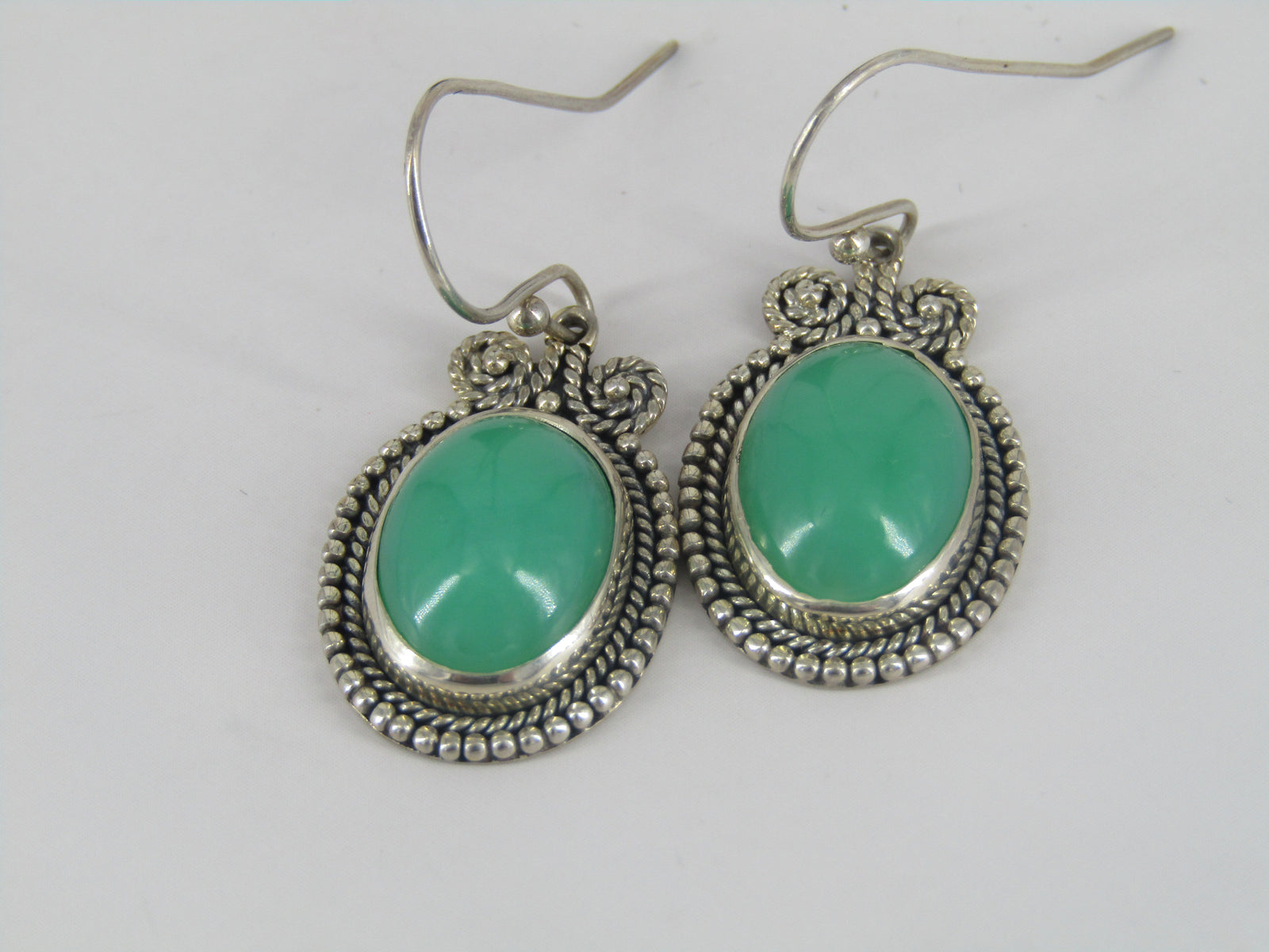 Pendientes con acento de cuerda ovalada de crisoprasa