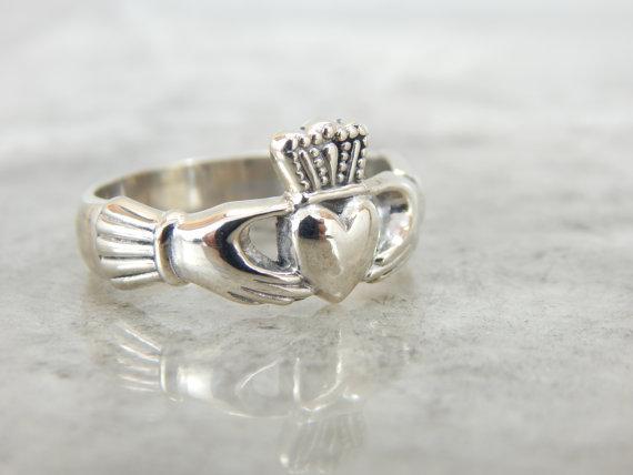 Vintage White Gold Claddagh Unisex Band