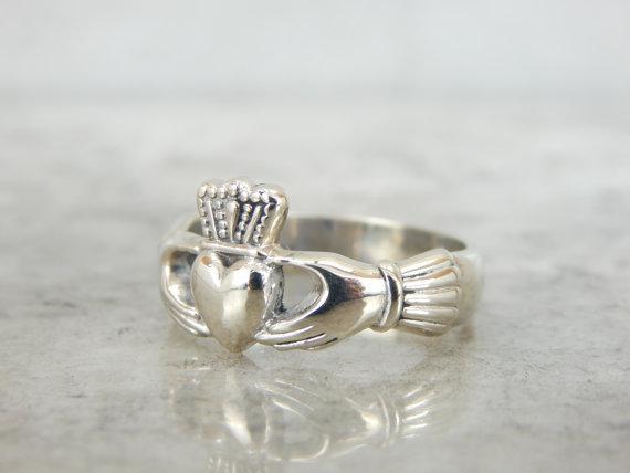 Vintage White Gold Claddagh Unisex Band
