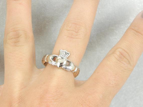Vintage White Gold Claddagh Unisex Band