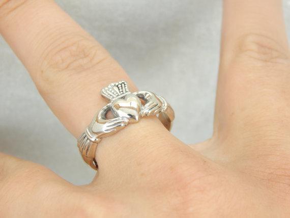 Vintage White Gold Claddagh Unisex Band