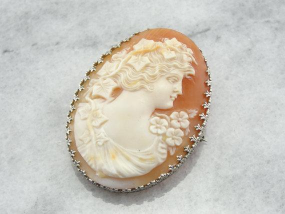 Detailed Grape Leaf Theme Cameo