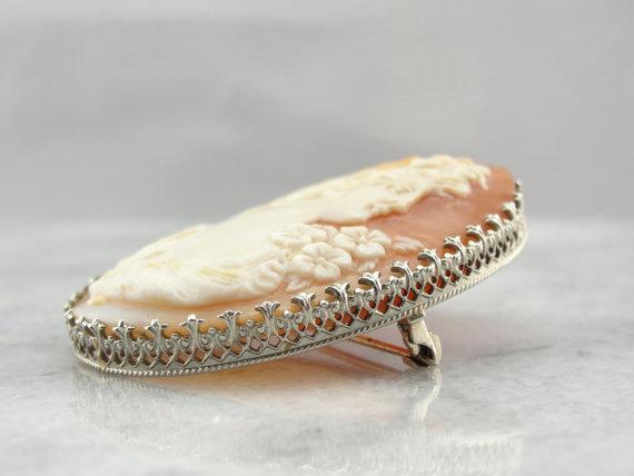 Detailed Grape Leaf Theme Cameo