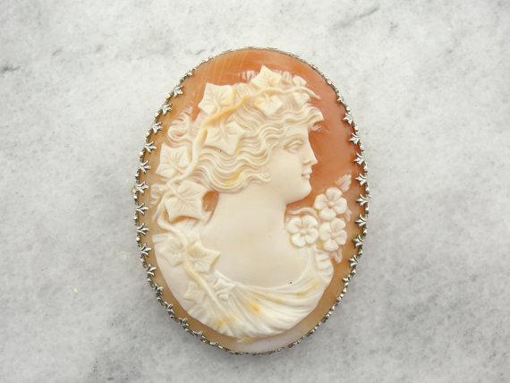 Detailed Grape Leaf Theme Cameo