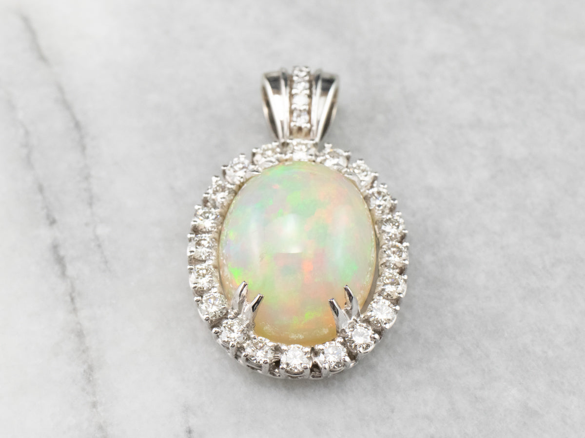 Colgante llamativo de oro blanco con halo de diamantes y ópalo