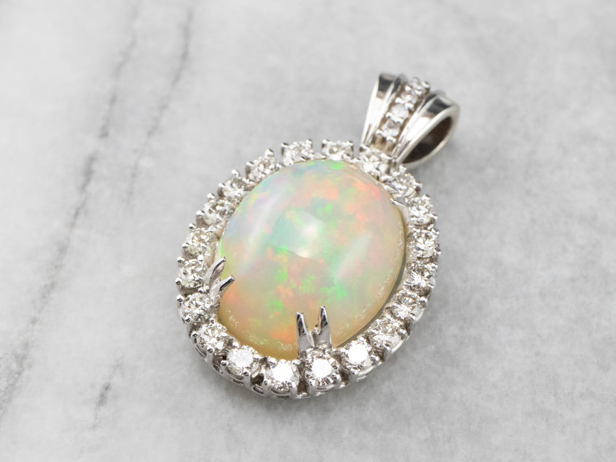 Colgante llamativo de oro blanco con halo de diamantes y ópalo