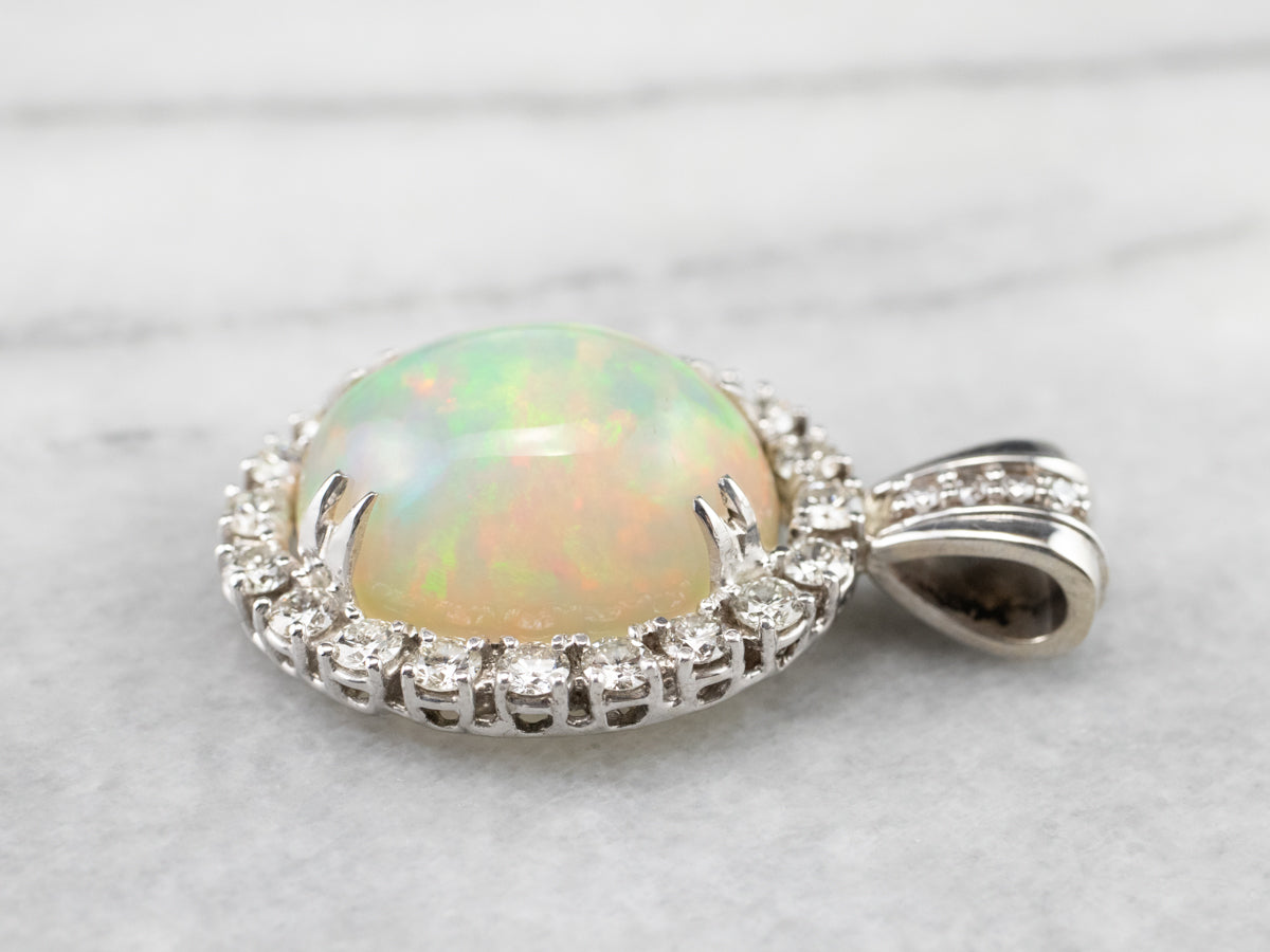 Colgante llamativo de oro blanco con halo de diamantes y ópalo