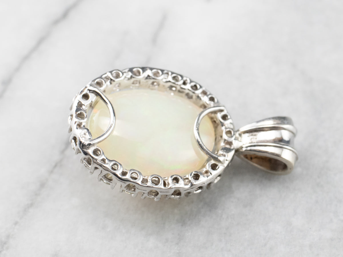 Colgante llamativo de oro blanco con halo de diamantes y ópalo