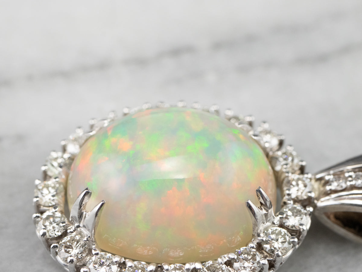 Colgante llamativo de oro blanco con halo de diamantes y ópalo
