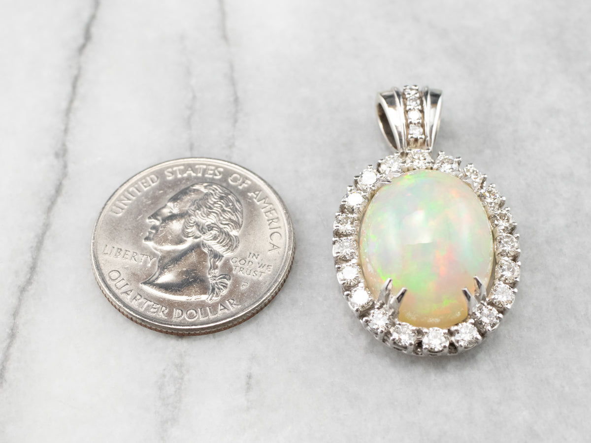 Colgante llamativo de oro blanco con halo de diamantes y ópalo