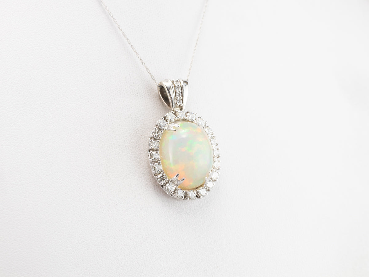 Colgante llamativo de oro blanco con halo de diamantes y ópalo