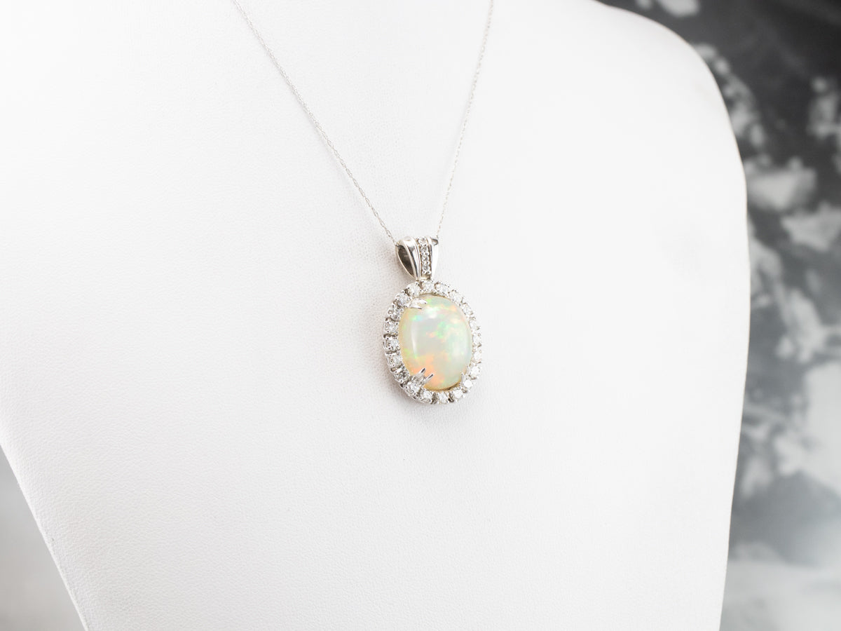 Colgante llamativo de oro blanco con halo de diamantes y ópalo