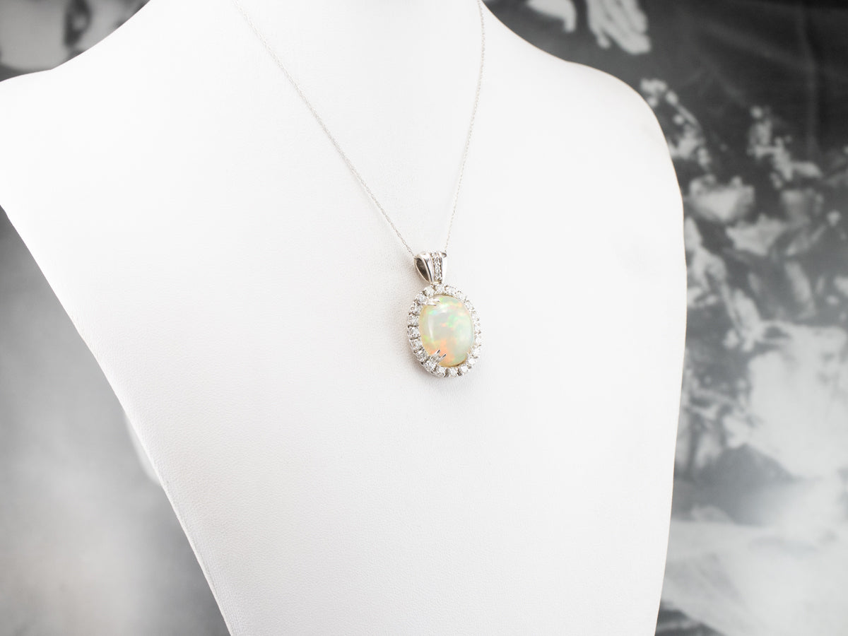 Colgante llamativo de oro blanco con halo de diamantes y ópalo