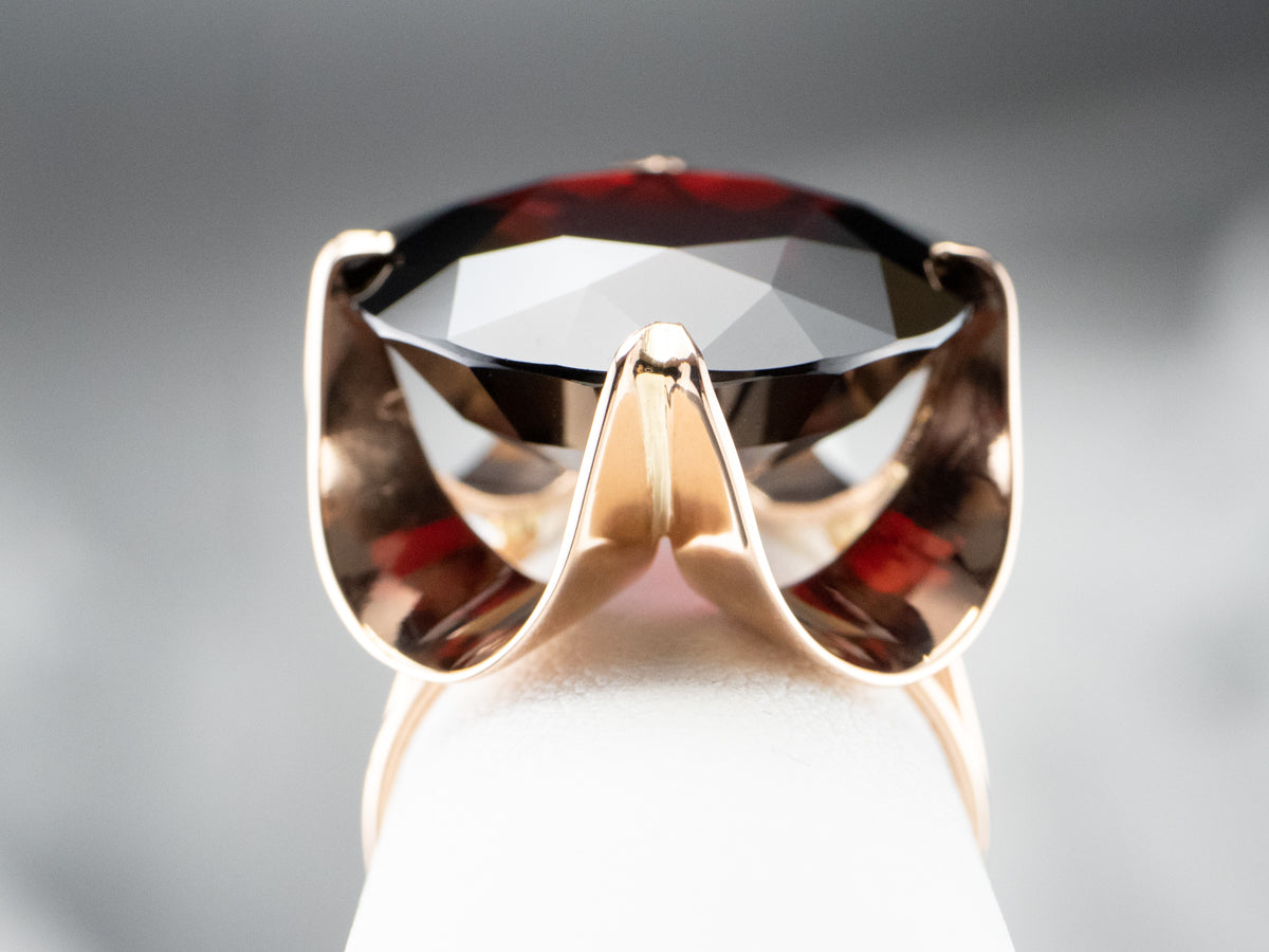 Anillo de cóctel redondo de oro rosa con granate piropo