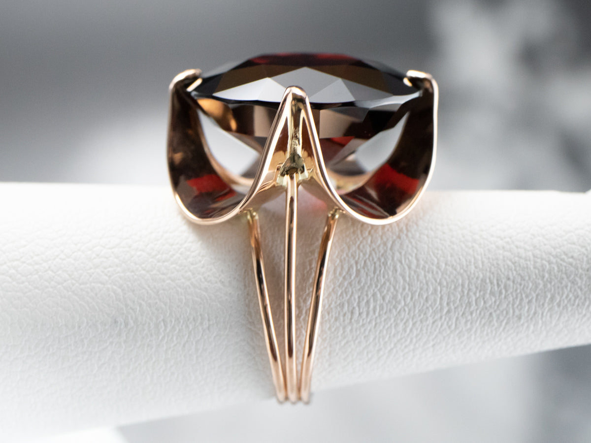 Anillo de cóctel redondo de oro rosa con granate piropo