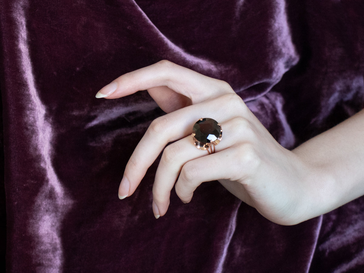 Anillo de cóctel redondo de oro rosa con granate piropo