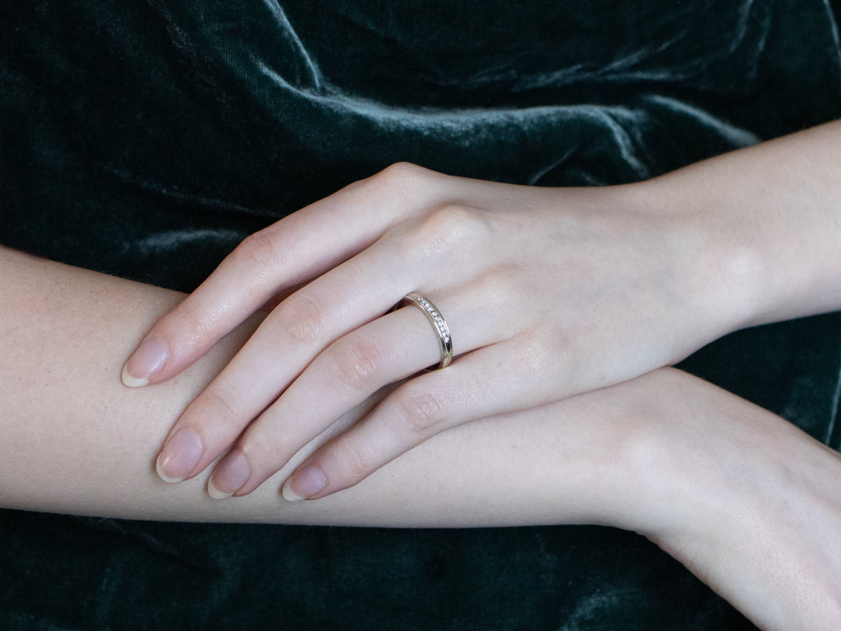 Alianza de diamantes en oro blanco