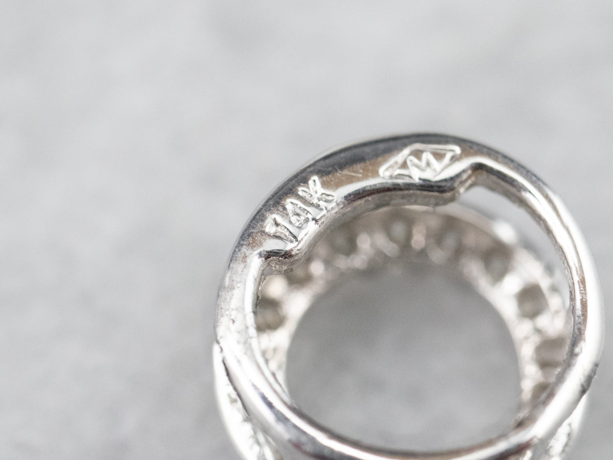 Colgante de oro blanco con diamantes y perlas geométricas