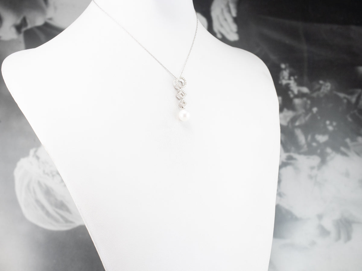 Colgante de oro blanco con diamantes y perlas geométricas