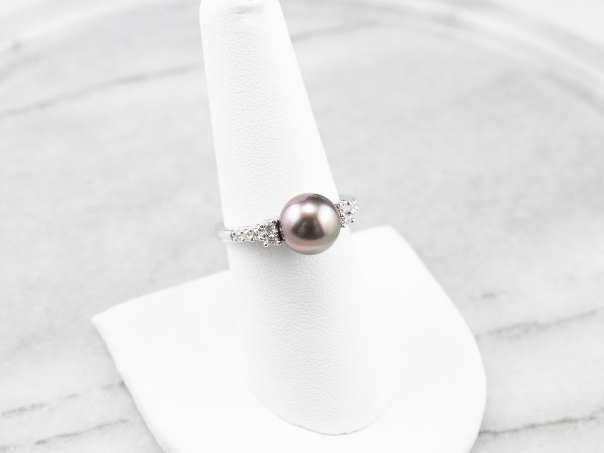 Anillo de perlas negras y diamantes