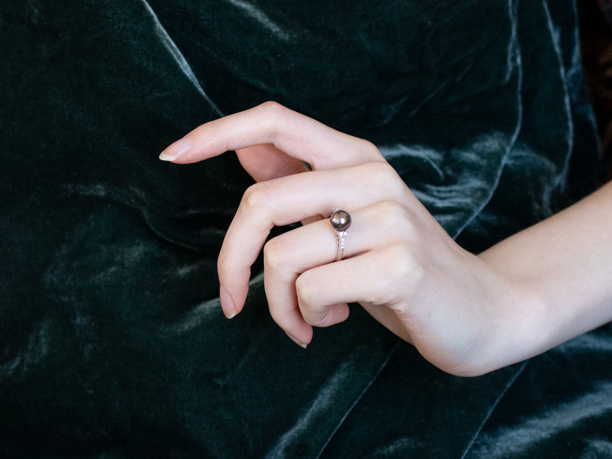 Anillo de perlas negras y diamantes