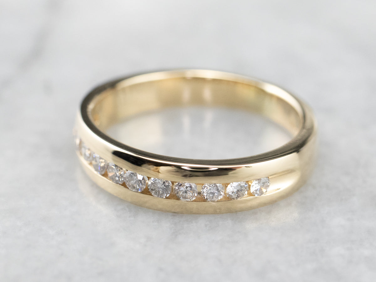 Alianza de boda con diamantes engastados en canal