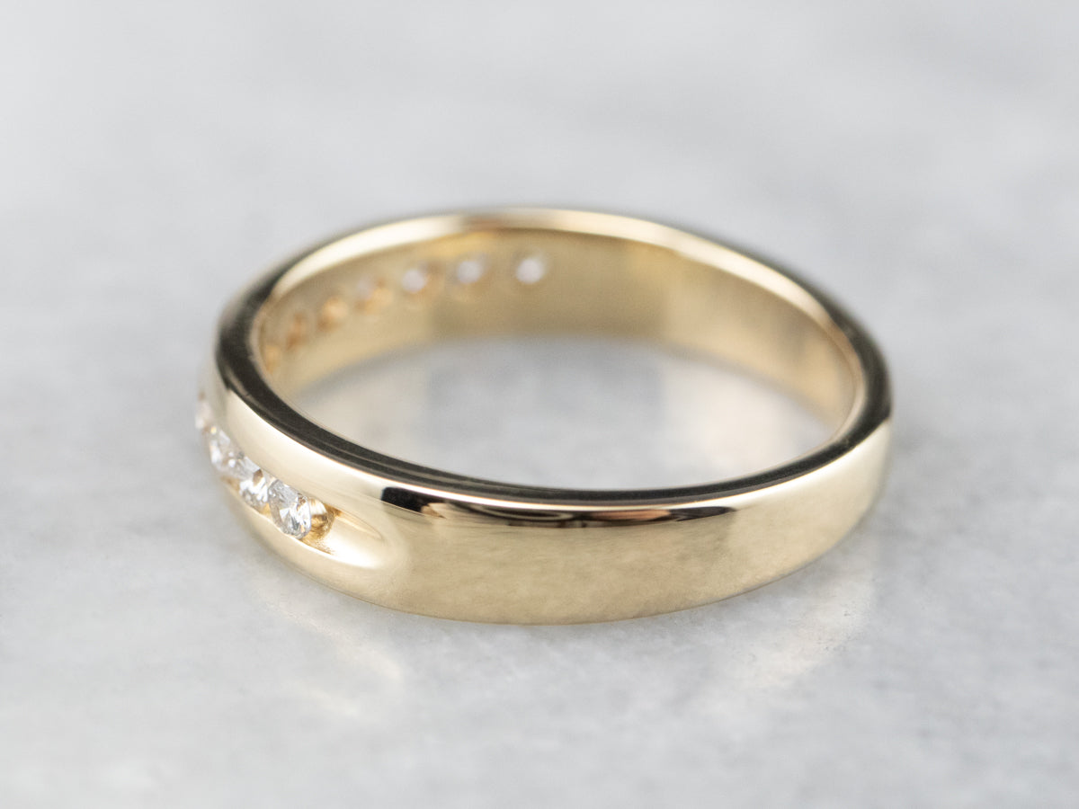 Alianza de boda con diamantes engastados en canal