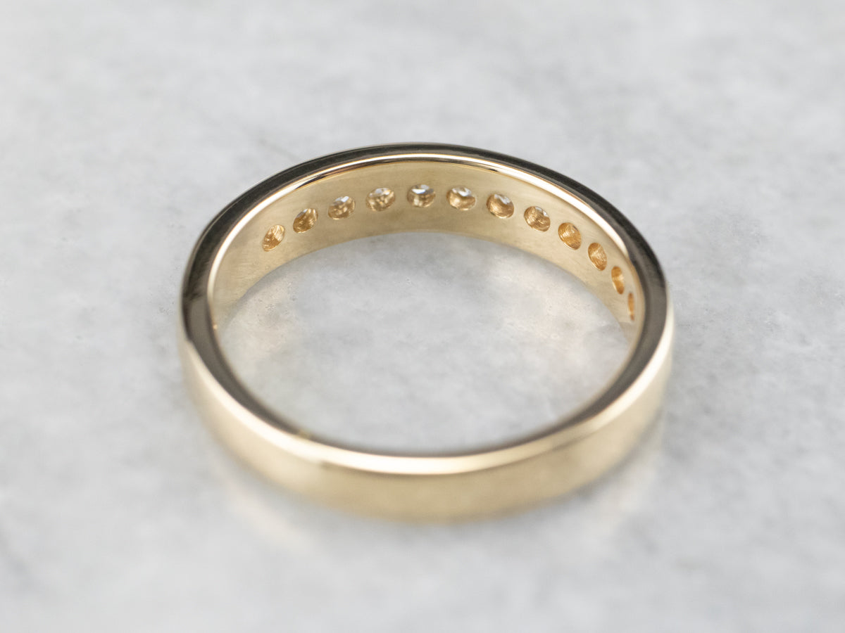 Alianza de boda con diamantes engastados en canal