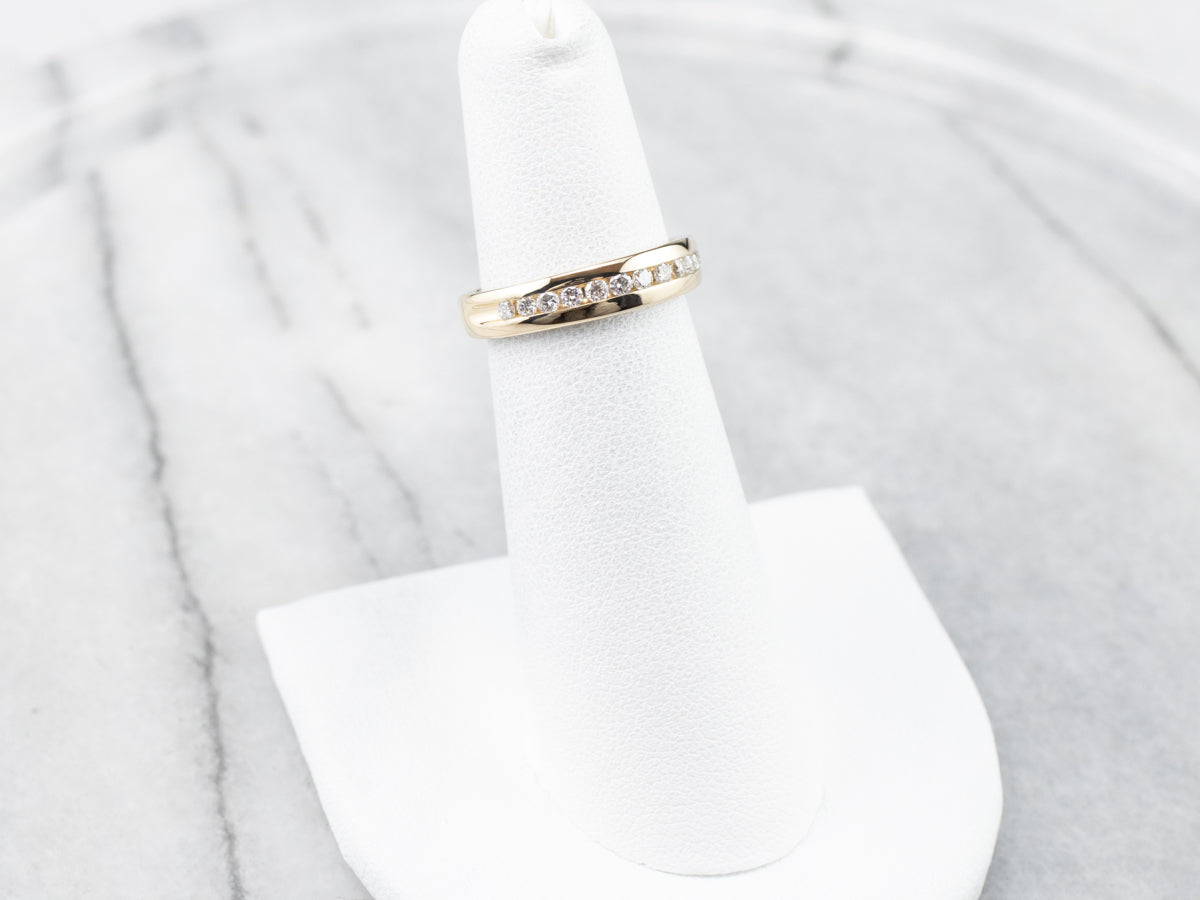 Alianza de boda con diamantes engastados en canal