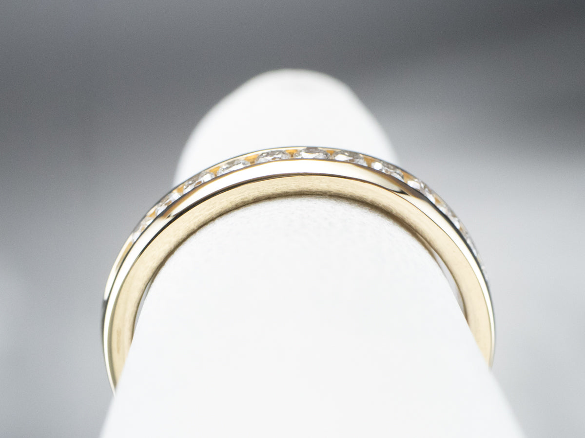 Alianza de boda con diamantes engastados en canal