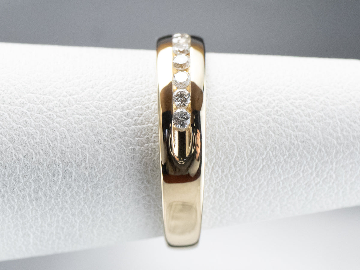 Alianza de boda con diamantes engastados en canal