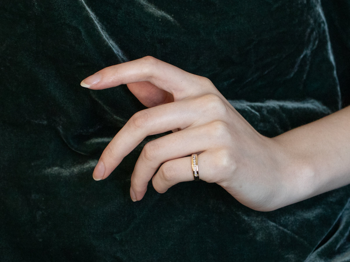 Alianza de boda con diamantes engastados en canal