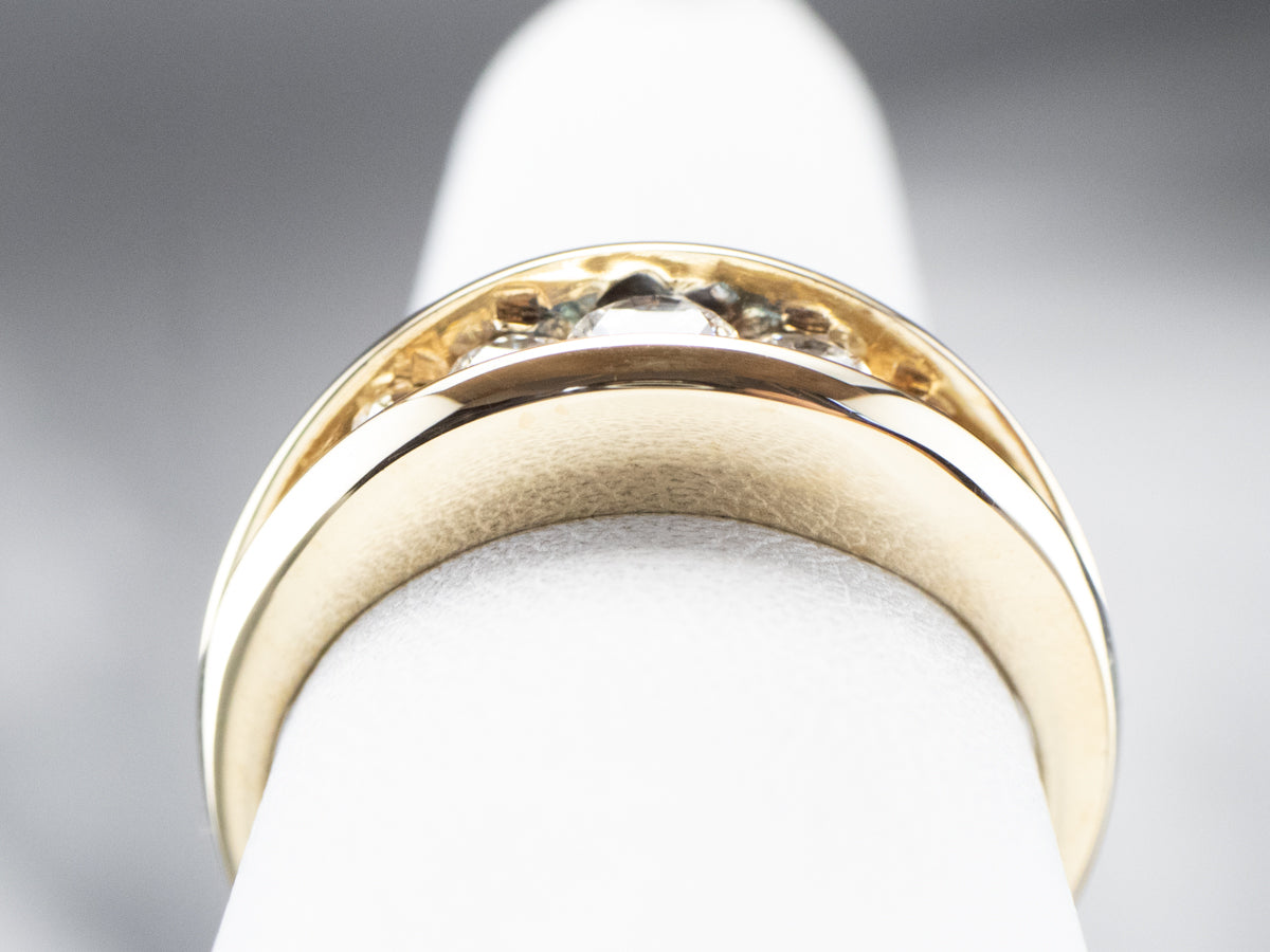 Banda de diamantes con engaste de canales dorados