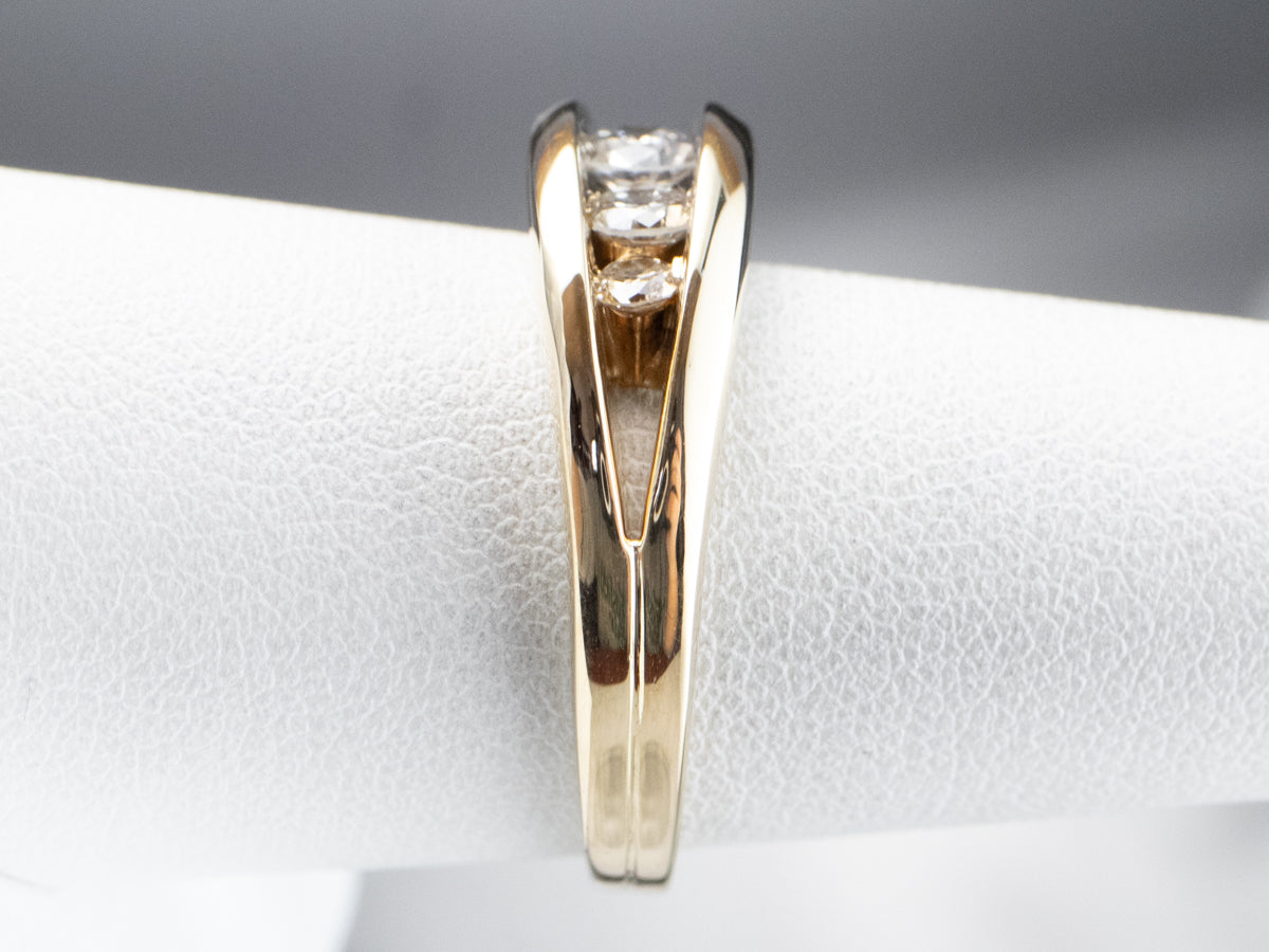 Banda de diamantes con engaste de canales dorados