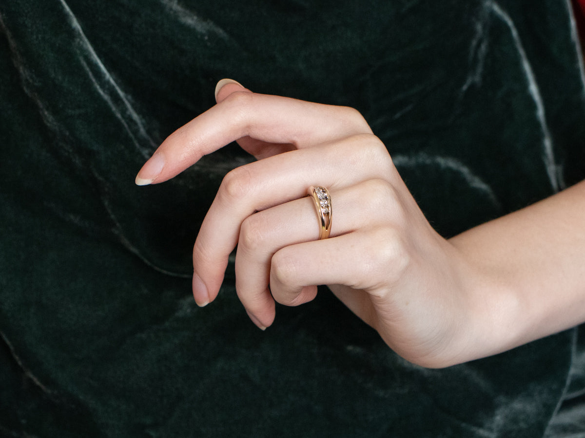 Banda de diamantes con engaste de canales dorados