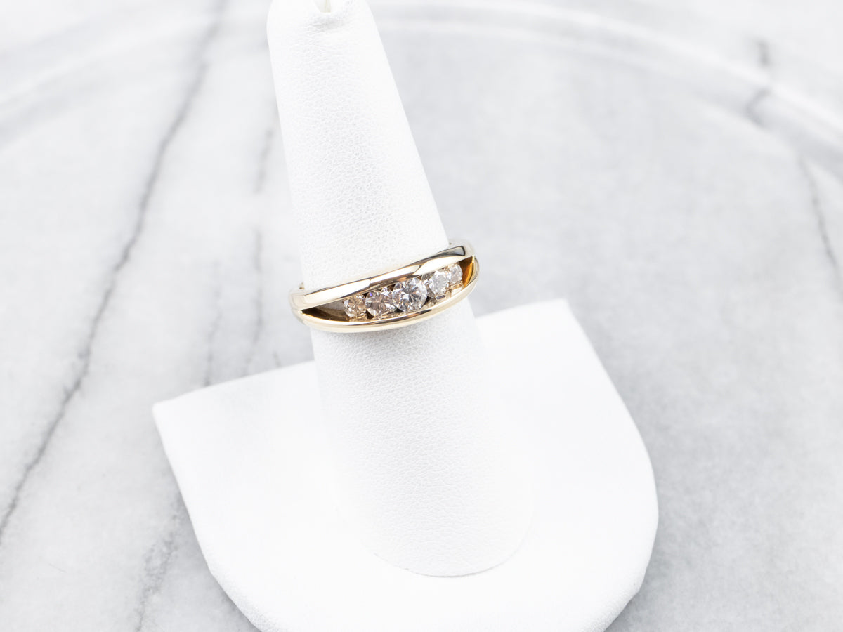 Banda de diamantes con engaste de canales dorados