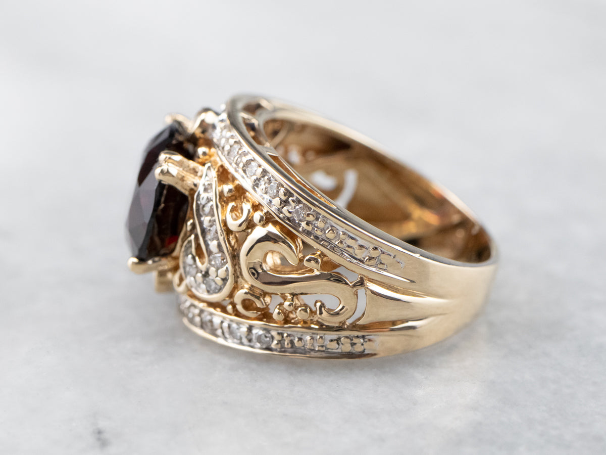 Anillo de oro bicolor con diamantes y granate piropo