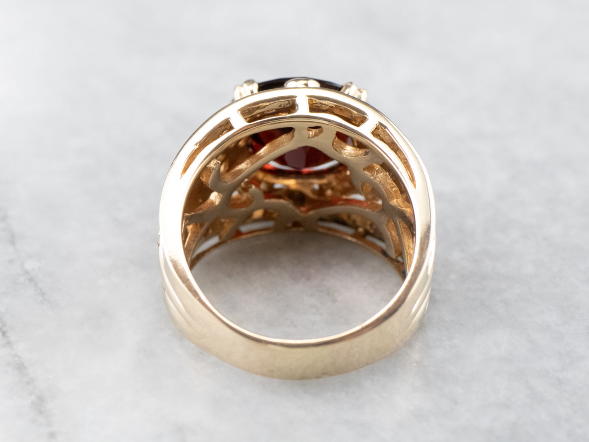 Anillo de oro bicolor con diamantes y granate piropo