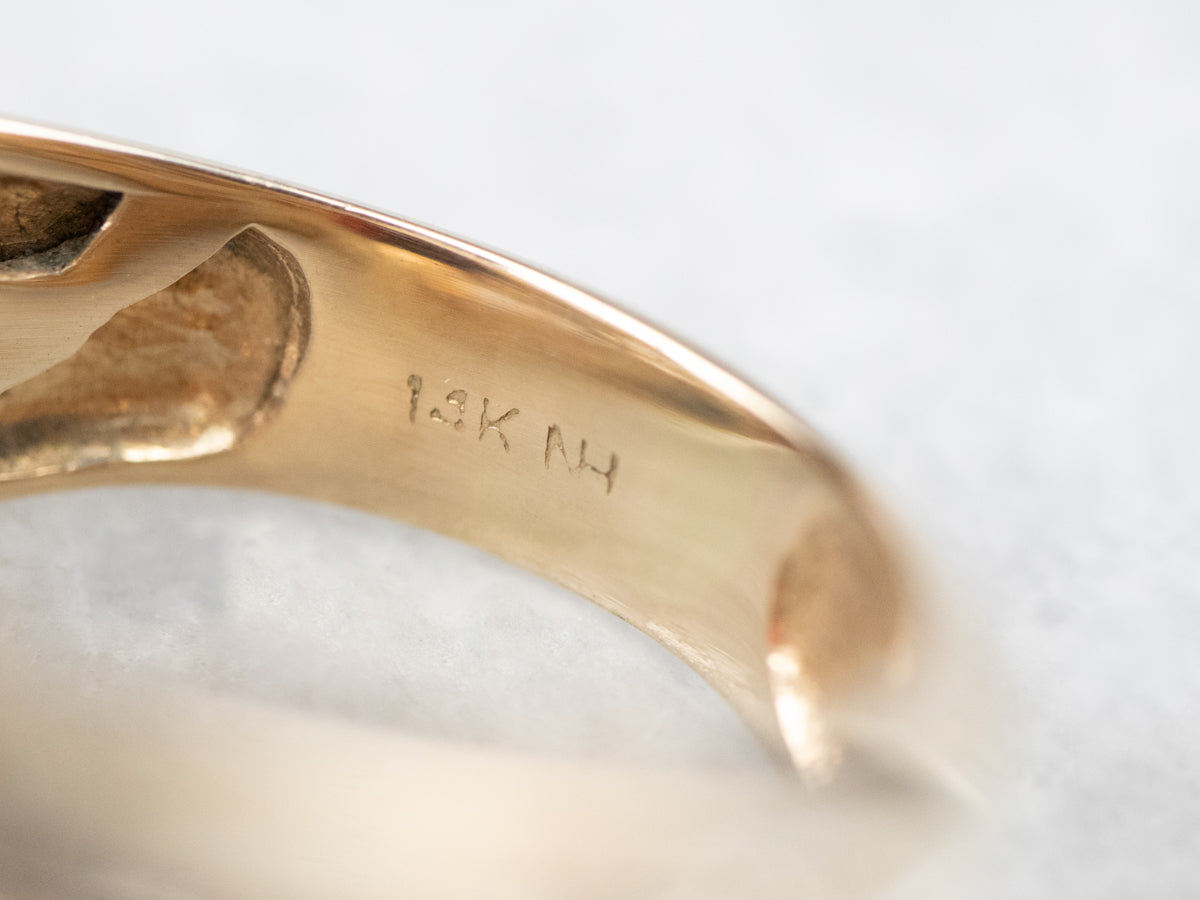 Anillo de oro bicolor con diamantes y granate piropo