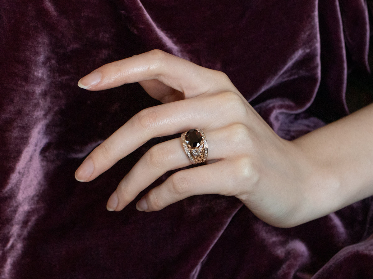 Anillo de oro bicolor con diamantes y granate piropo