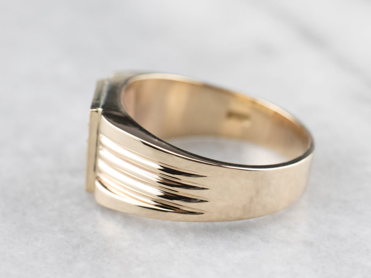 Anillo llamativo con banda de oro en racimo de diamantes