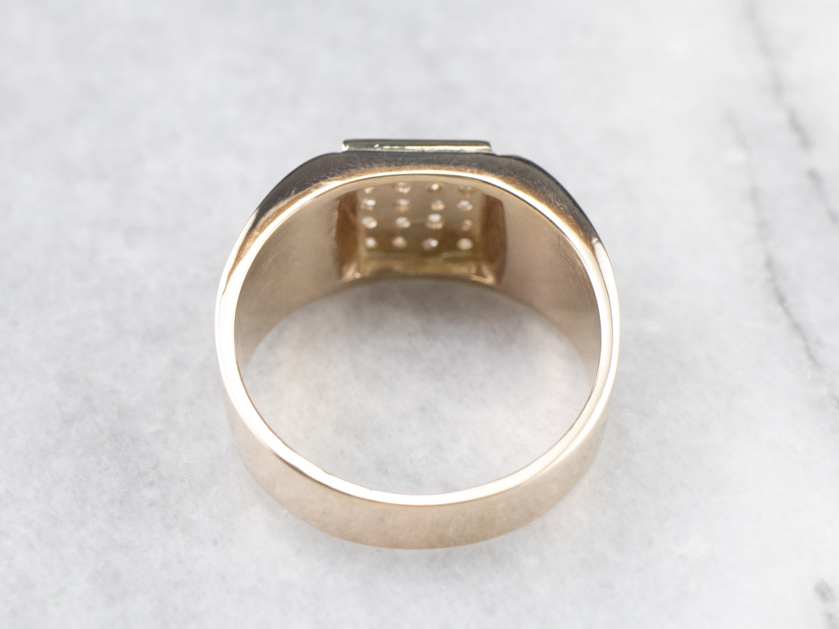 Anillo llamativo con banda de oro en racimo de diamantes