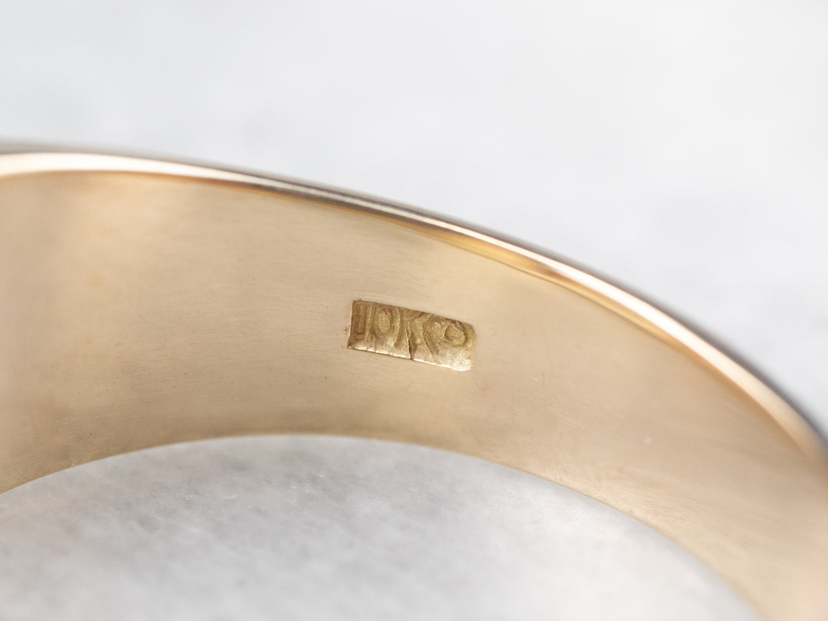 Anillo llamativo con banda de oro en racimo de diamantes