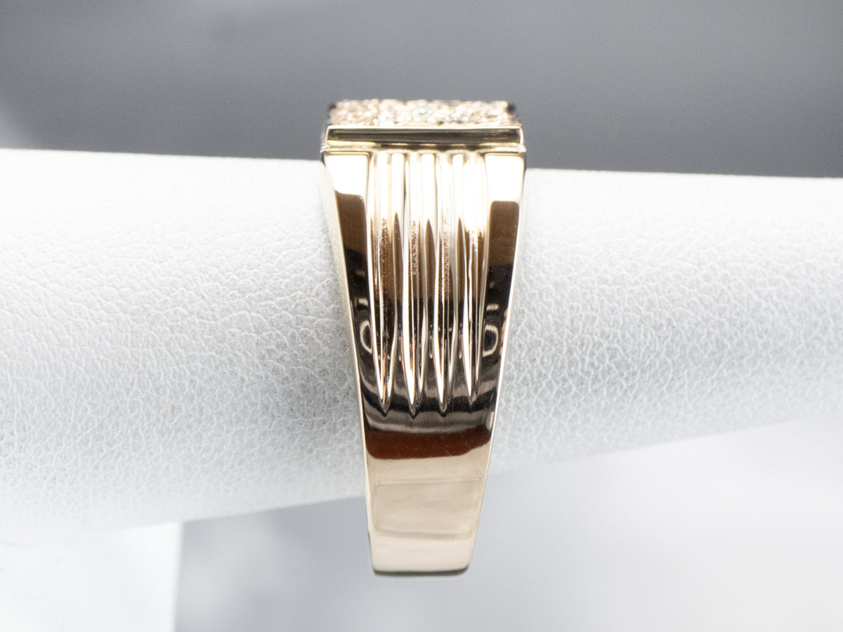 Anillo llamativo con banda de oro en racimo de diamantes