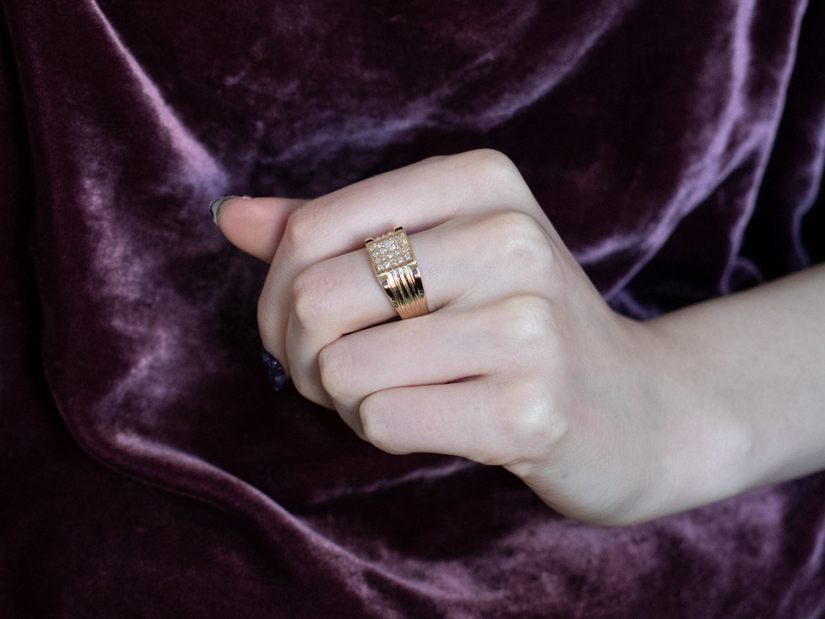 Anillo llamativo con banda de oro en racimo de diamantes