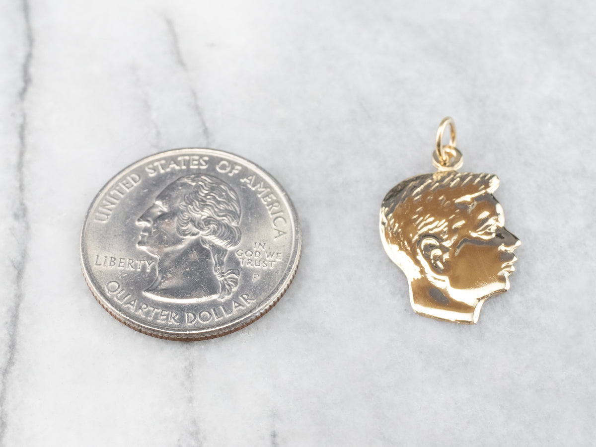 Colgante Chico de Perfil Era Retro Dorado