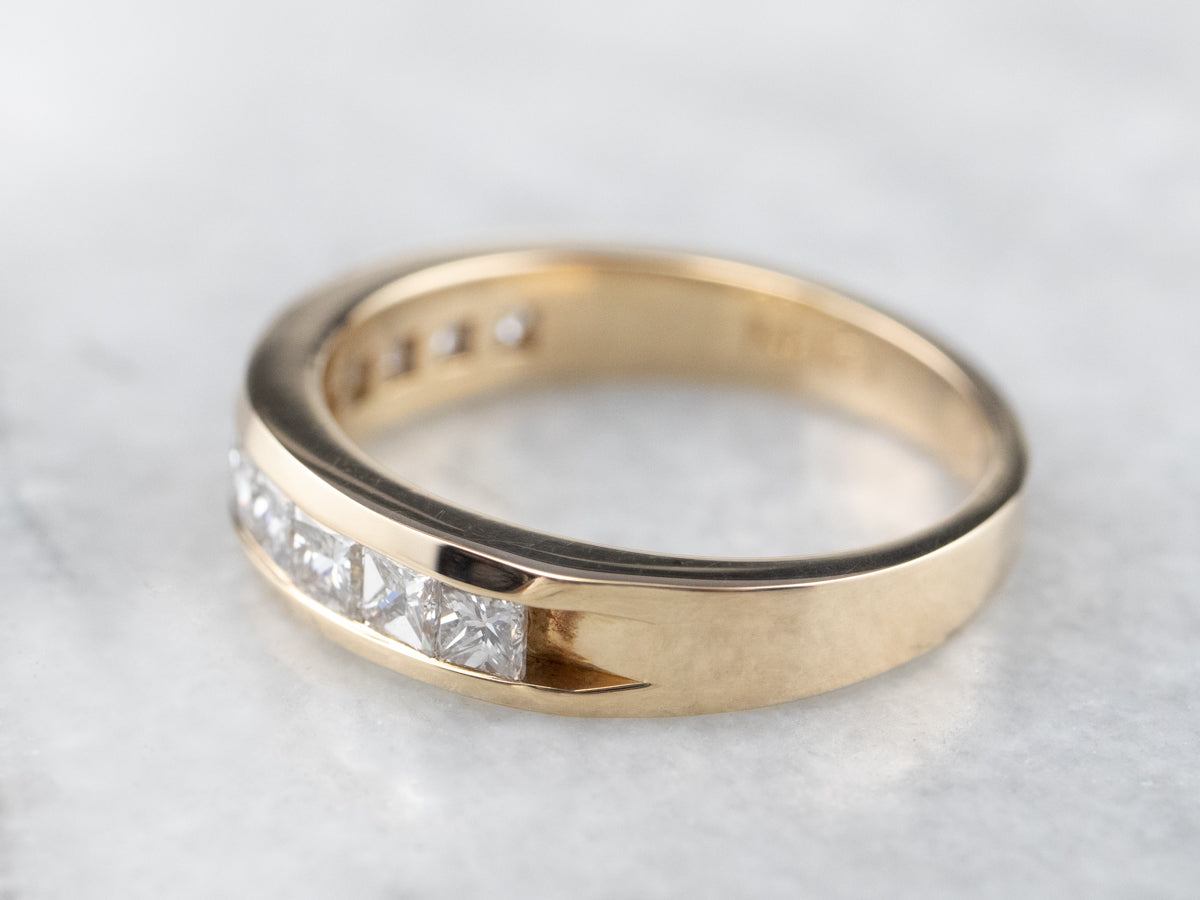 Banda de diamantes de talla princesa con juego de canales