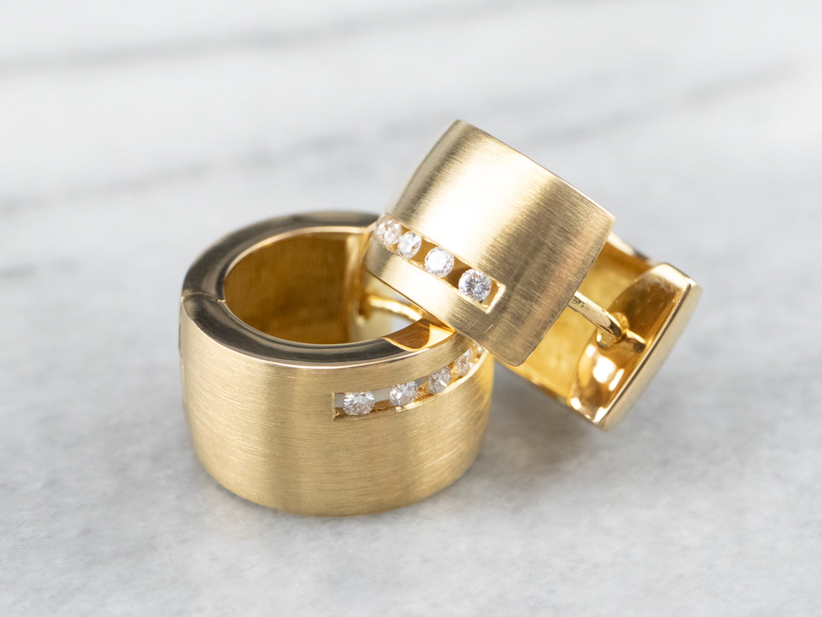 Pendientes de aro modernistas de oro de 18 quilates con diamantes