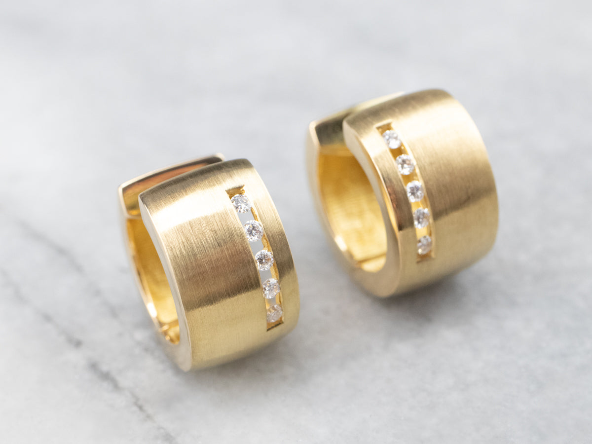 Pendientes de aro modernistas de oro de 18 quilates con diamantes