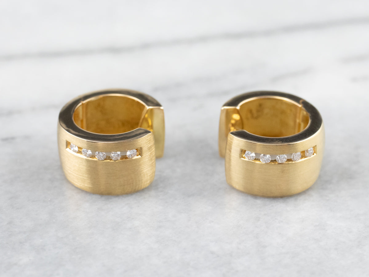 Pendientes de aro modernistas de oro de 18 quilates con diamantes